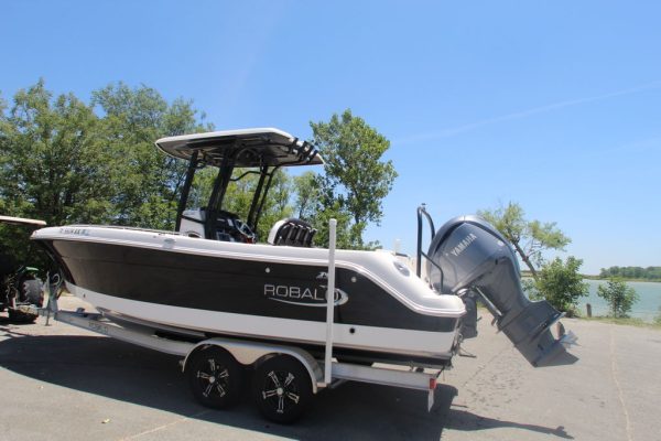 2021 Robalo R242 - Image 12
