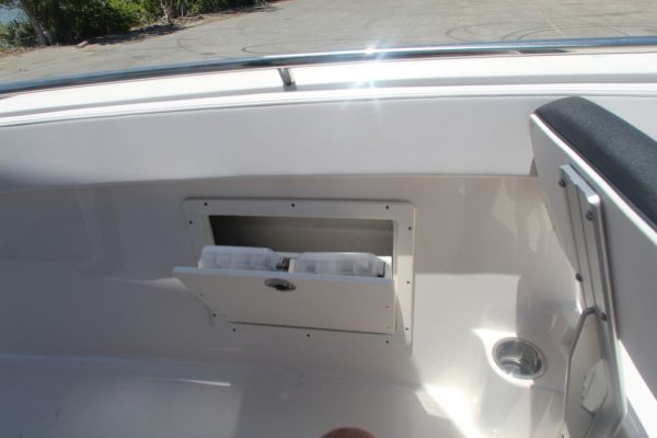 2021 Robalo R242 - Image 14