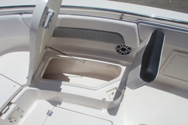 2021 Robalo R242 - Image 15