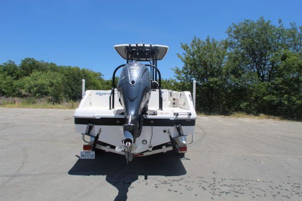 2021 Robalo R242 - Image 16
