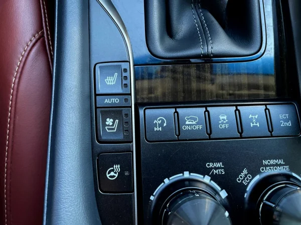 2019 Lexus LX570 Three-Row - Image 8