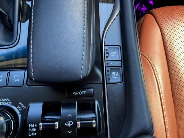2019 Lexus LX570 Three-Row - Image 9
