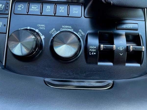 2019 Lexus LX570 Three-Row - Image 10