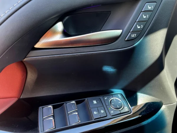 2019 Lexus LX570 Three-Row - Image 12