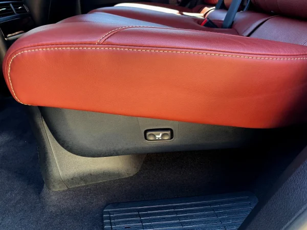 2019 Lexus LX570 Three-Row - Image 31