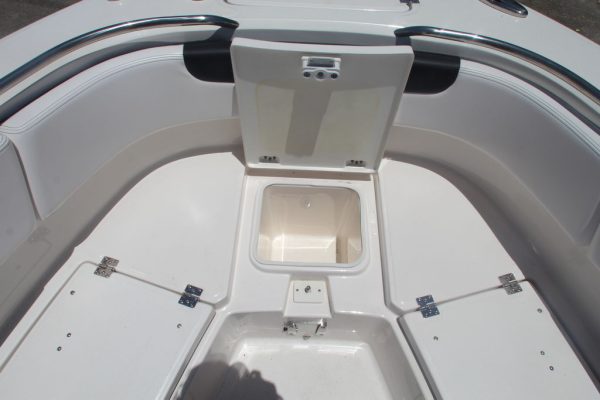 2021 Robalo R242 - Image 3
