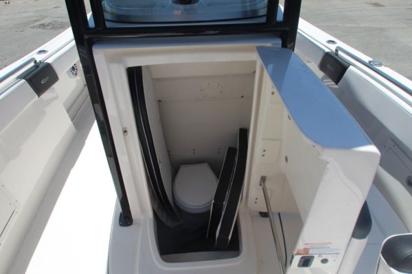 2021 Robalo R242 - Image 17
