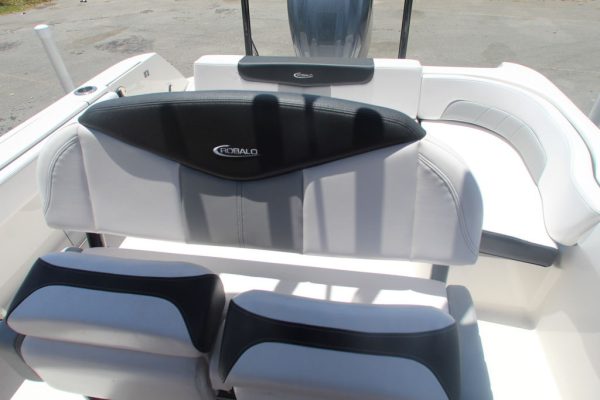 2021 Robalo R242 - Image 13