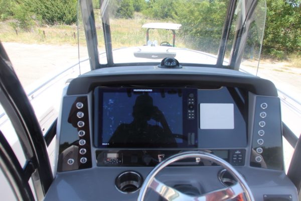 2021 Robalo R242 - Image 5