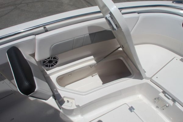 2021 Robalo R242 - Image 6