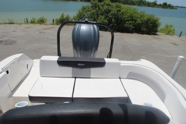 2021 Robalo R242 - Image 8