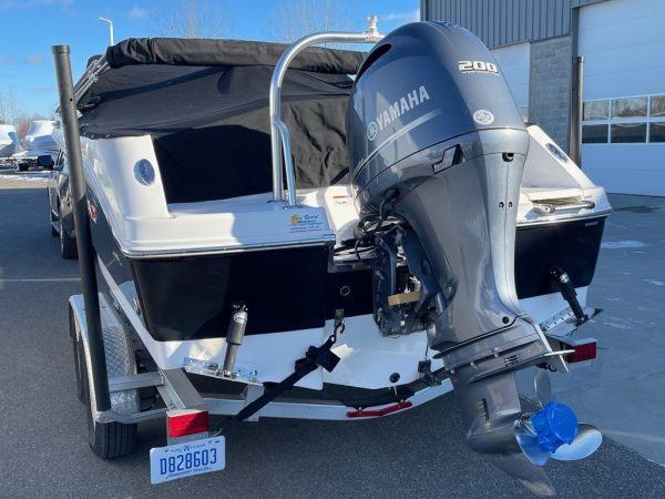 2018 Robalo R207 - Image 11
