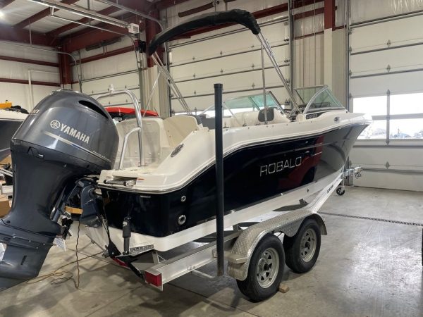 2018 Robalo R207 - Image 12