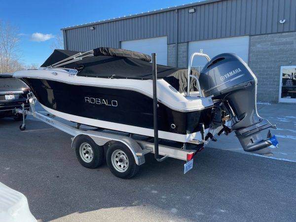 2018 Robalo R207 - Image 14