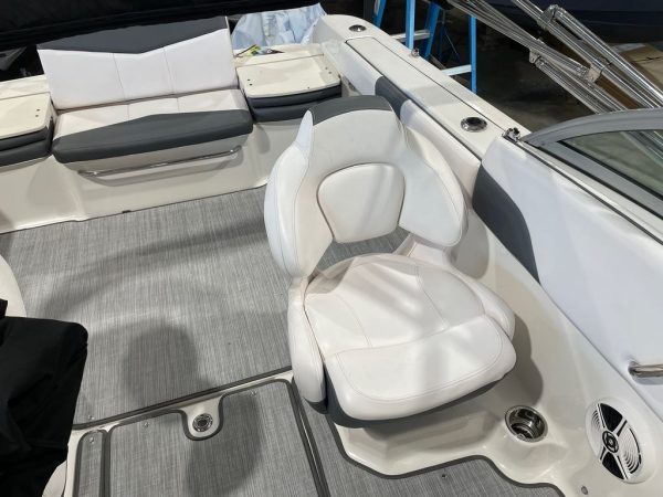 2018 Robalo R207 - Image 16