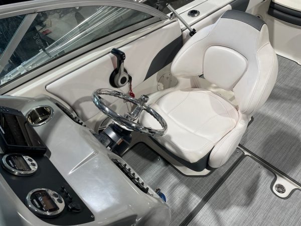 2018 Robalo R207 - Image 17