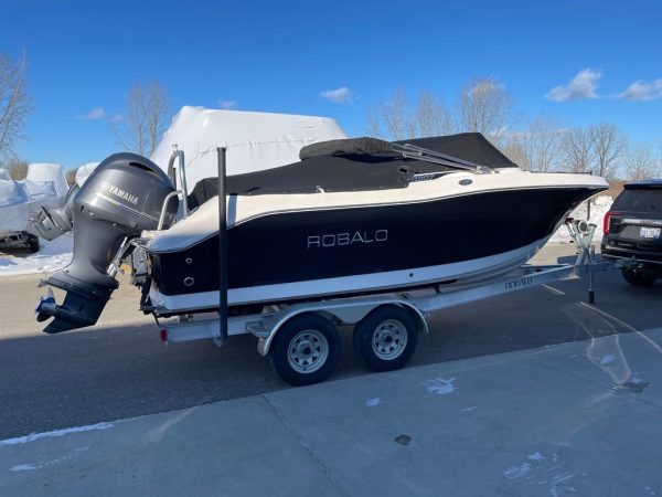 2018 Robalo R207 - Image 18