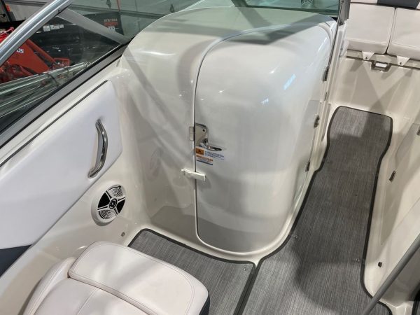 2018 Robalo R207 - Image 19
