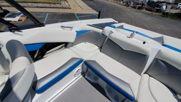 2015 Tige R20 - Image 11