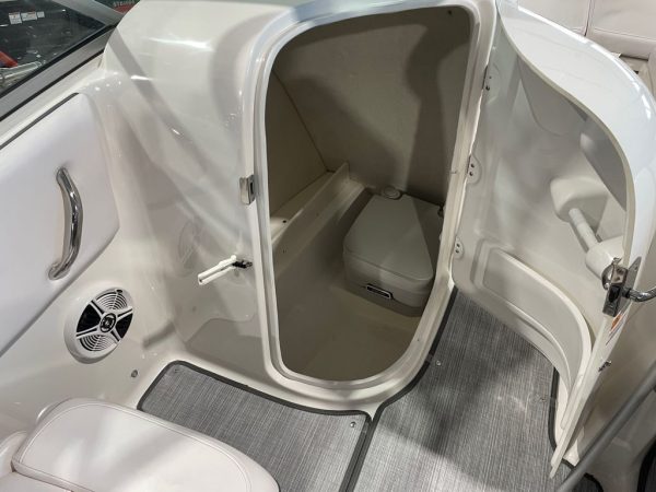 2018 Robalo R207 - Image 20