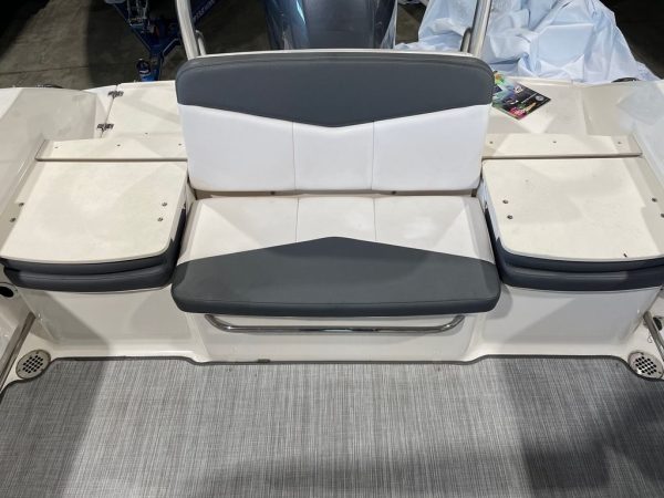 2018 Robalo R207 - Image 3