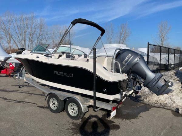 2018 Robalo R207 - Image 21