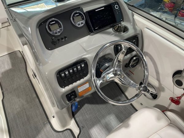2018 Robalo R207 - Image 7