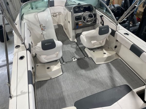 2018 Robalo R207 - Image 10
