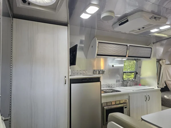 2019 Airstream Bambi Sport 22FB - Image 10