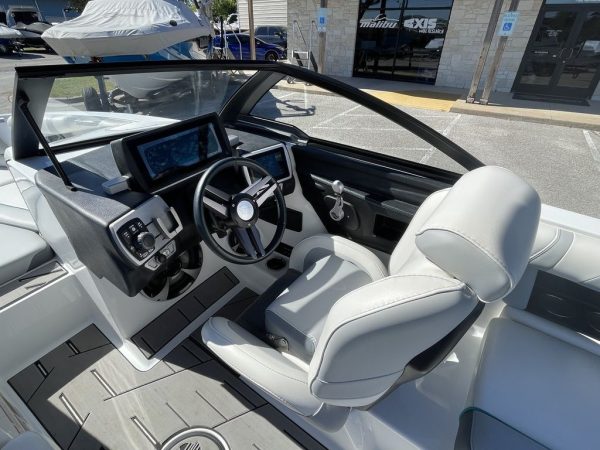 2019 Malibu Boats 21 VLX - Image 8