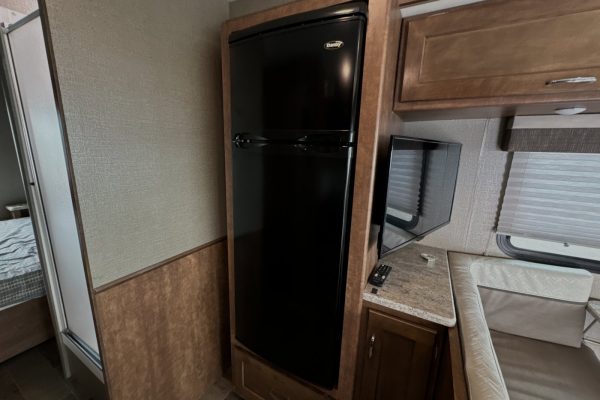 2018 Winnebago Intent 26T - Image 23