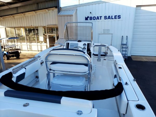 2019 Robalo R202 Explorer - Image 11