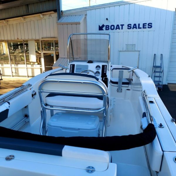 2019 Robalo R202 Explorer - Image 12