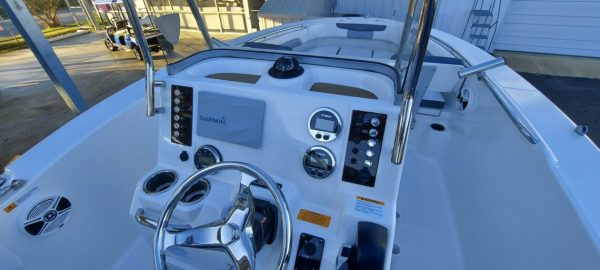 2019 Robalo R202 Explorer - Image 16