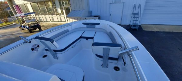 2019 Robalo R202 Explorer - Image 17