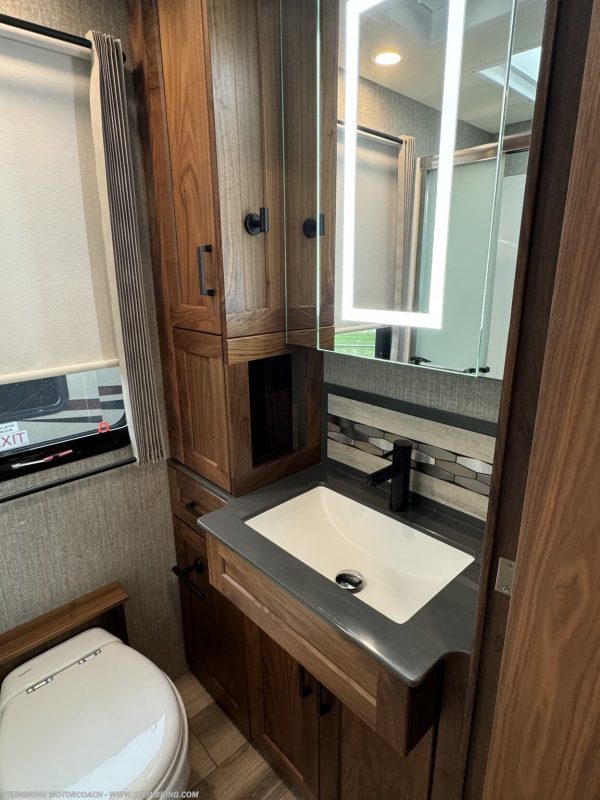 2022 WINNEBAGO JOURNEY 34N - Image 17