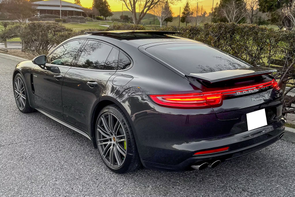 2018 Porsche Panamera 4 E-Hybrid - Image 11