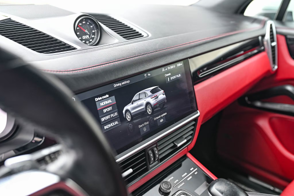 2020 Porsche Cayenne S - Image 12