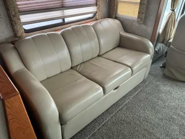 2004 Coachmen Santara 3510 DS - Image 15