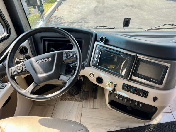 2020 Fleetwood Discovery LXE 40G - Image 18