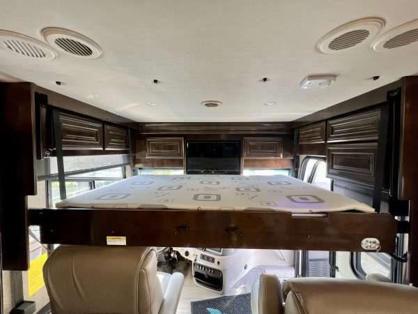 2020 Fleetwood Discovery LXE 40G - Image 25