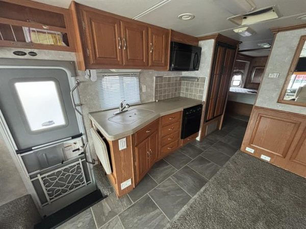 2004 Coachmen Santara 3510 DS - Image 25