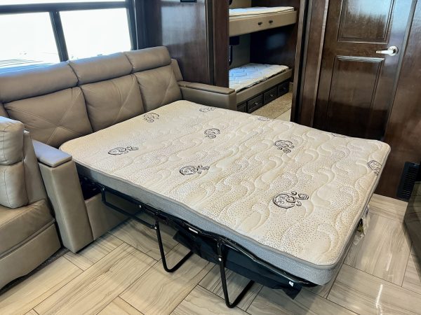 2020 Fleetwood Discovery LXE 40G - Image 27