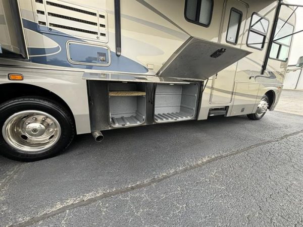 2004 Coachmen Santara 3510 DS - Image 28