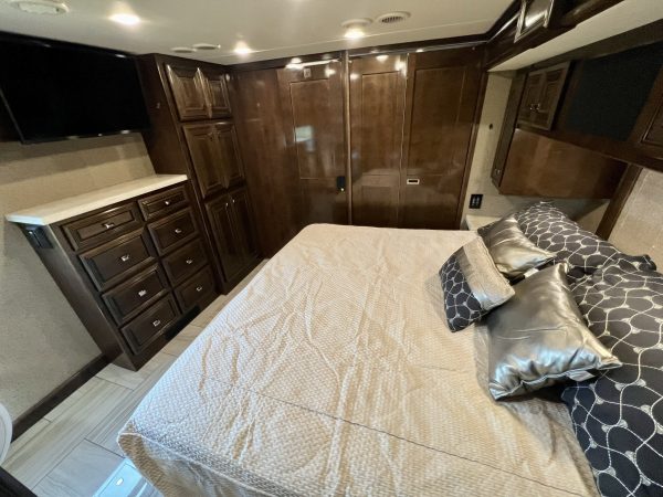2020 Fleetwood Discovery LXE 40G - Image 31