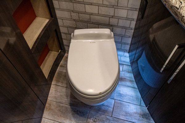 2017 Foretravel IH 45 Bath & 12 - Image 30
