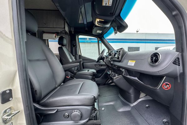 2020 Winnebago Revel 4x4 - Image 17