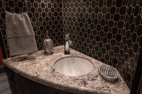 2017 Foretravel IH 45 Bath & 12 - Image 31