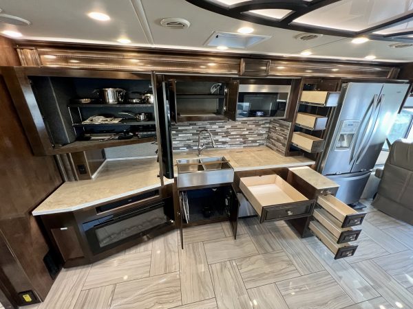 2020 Fleetwood Discovery LXE 40G - Image 33