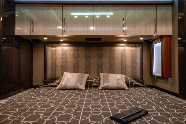 2017 Foretravel IH 45 Bath & 12 - Image 32